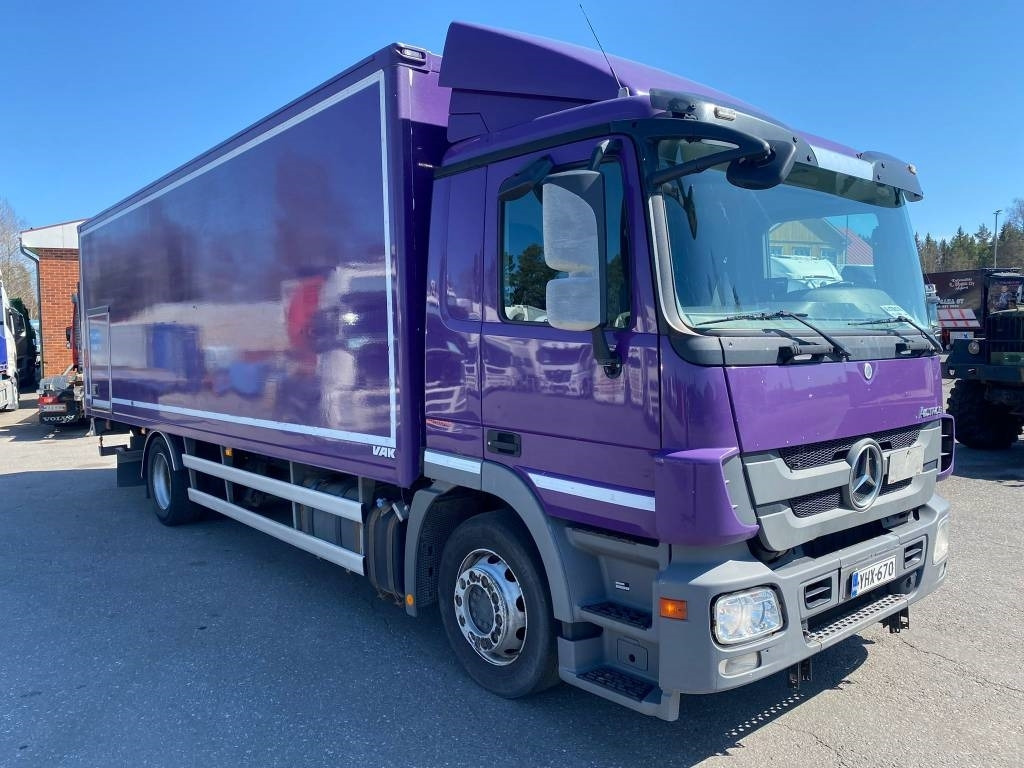 Mercedes-Benz Actros 1832 - Грузовик с закрытым кузовом: фото 2 Mercedes-Benz Actros 1832 - Грузовик с закрытым кузовом: фото 2