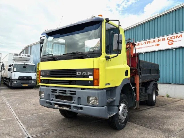 DAF 65 -180ATI 4x4 FULL STEEL 3-WAY KIPPER AND PALFINGER CRANE (EURO 2 / MANUAL GEARBOX / FULL STEEL SUSPENSION / ETC.) - Самосвал, Автоманипулятор: фото 1 DAF 65 -180ATI 4x4 FULL STEEL 3-WAY KIPPER AND PALFINGER CRANE (EURO 2 / MANUAL GEARBOX / FULL STEEL SUSPENSION / ETC.) - Самосвал, Автоманипулятор: фото 1