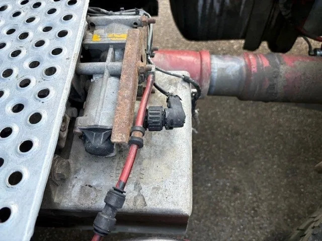 Тягач Mercedes-Benz Actros 1846 LS (MP2) (EPS WITH CLUTCH / RETARDER / 3-PEDALS/ AIRCONDITIONING / ETC): фото 13 Тягач Mercedes-Benz Actros 1846 LS (MP2) (EPS WITH CLUTCH / RETARDER / 3-PEDALS/ AIRCONDITIONING / ETC): фото 13