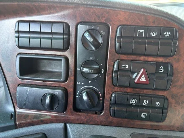 Тягач Mercedes-Benz Actros 1846 LS (MP2) (EPS WITH CLUTCH / RETARDER / 3-PEDALS/ AIRCONDITIONING / ETC): фото 10 Тягач Mercedes-Benz Actros 1846 LS (MP2) (EPS WITH CLUTCH / RETARDER / 3-PEDALS/ AIRCONDITIONING / ETC): фото 10