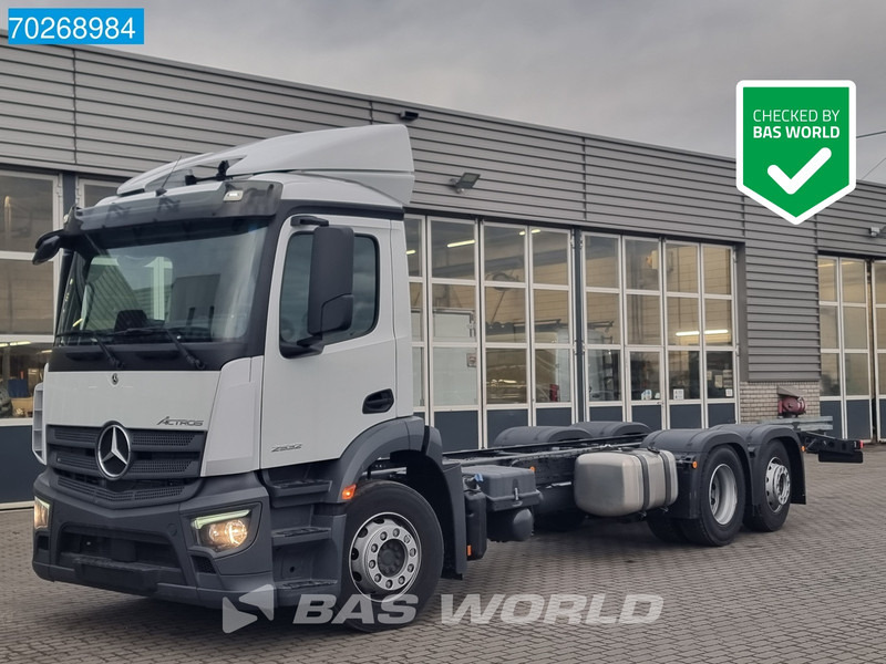 Mercedes-Benz Actros 2532 6X2 NEW Euro 6! ClassicSpace Navi Lenkachse - Грузовик-шасси: фото 1 Mercedes-Benz Actros 2532 6X2 NEW Euro 6! ClassicSpace Navi Lenkachse - Грузовик-шасси: фото 1