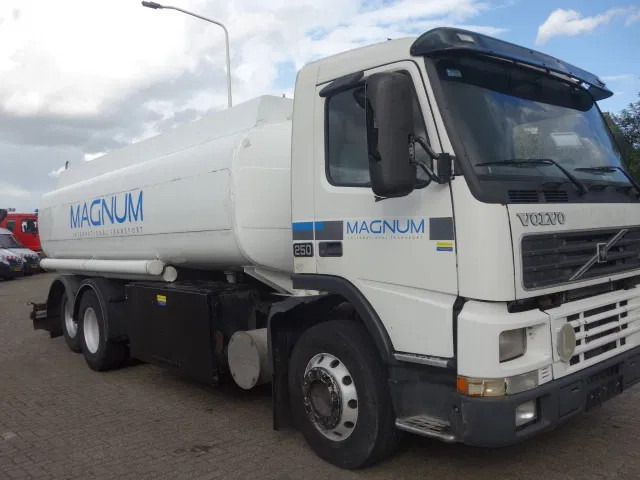 Volvo FM 250 STEELSPRINGS 18000LITERTANK MANUALE FUEL PUMP - Грузовик-цистерна: фото 1 Volvo FM 250 STEELSPRINGS 18000LITERTANK MANUALE FUEL PUMP - Грузовик-цистерна: фото 1