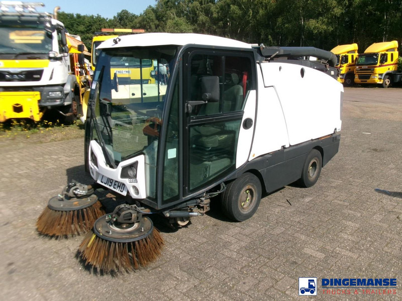 Johnston C202 compact street sweeper - Подметально-уборочная машина: фото 1 Johnston C202 compact street sweeper - Подметально-уборочная машина: фото 1