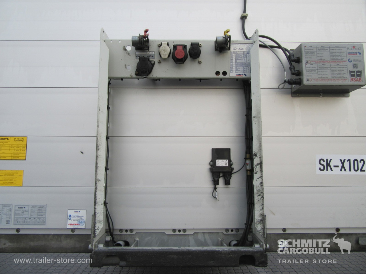 SCHMITZ Auflieger Curtainsider Standard - Тентованный полуприцеп: фото 2 SCHMITZ Auflieger Curtainsider Standard - Тентованный полуприцеп: фото 2