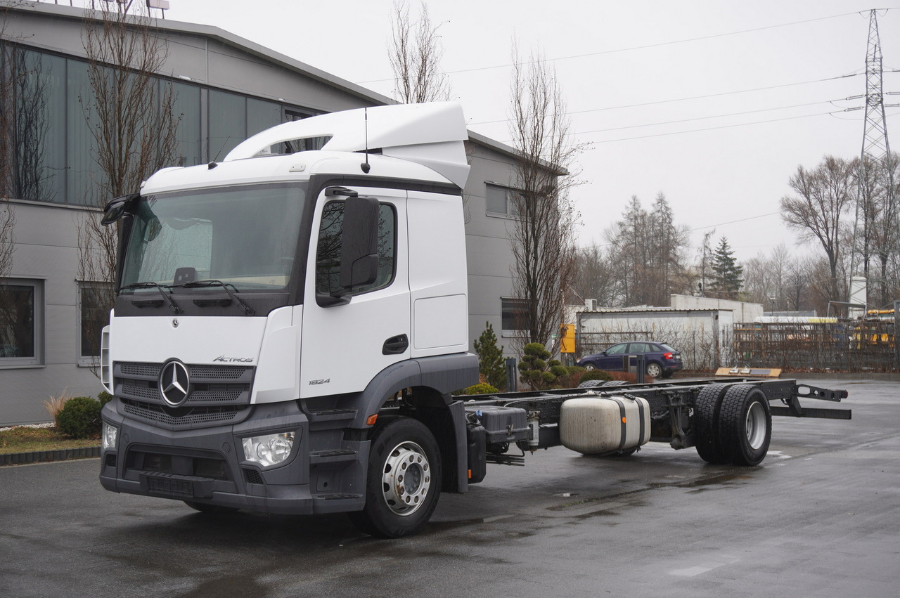 MERCEDES-BENZ Actros 1824 / 9.1 m chassis / sleeping cabin - Грузовик-шасси: фото 1 MERCEDES-BENZ Actros 1824 / 9.1 m chassis / sleeping cabin - Грузовик-шасси: фото 1