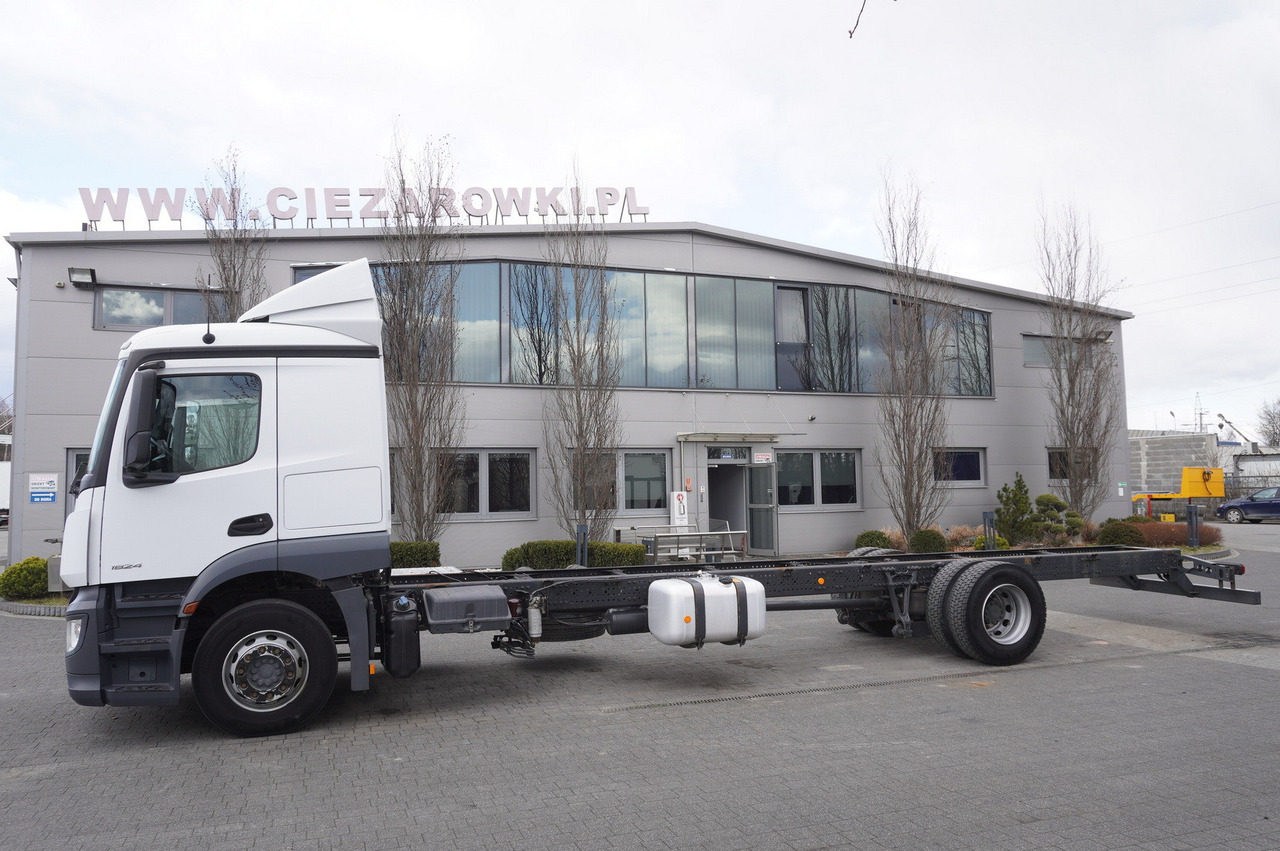 MERCEDES-BENZ Actros 1824 / 9.1 m chassis / sleeping cabin - Грузовик-шасси: фото 2 MERCEDES-BENZ Actros 1824 / 9.1 m chassis / sleeping cabin - Грузовик-шасси: фото 2