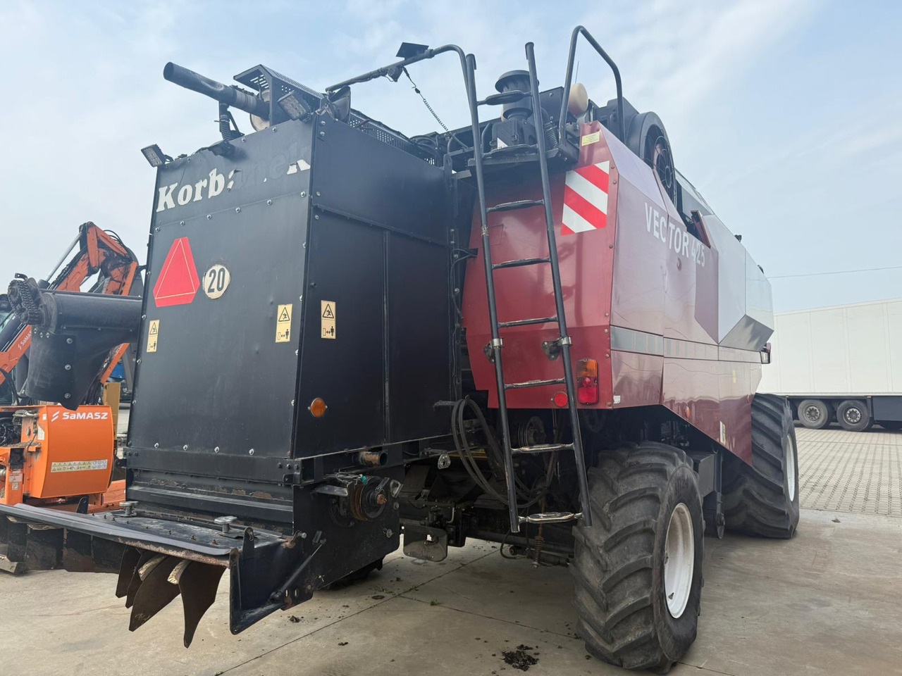 ROSTSELMASH VECTOR 425 RSM-101 grain harvester + Header 5 m + rapeseed harvesting extension / 2300 MTH - Зерноуборочный комбайн: фото 3 ROSTSELMASH VECTOR 425 RSM-101 grain harvester + Header 5 m + rapeseed harvesting extension / 2300 MTH - Зерноуборочный комбайн: фото 3