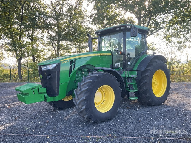 John Deere 8260R 4WD Tractor - Трактор: фото 1 John Deere 8260R 4WD Tractor - Трактор: фото 1