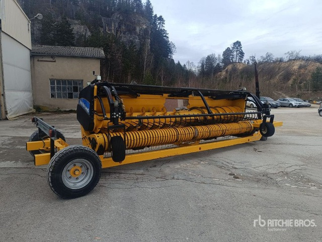 2010 New Holland Pick Up Ensileuse 5M20 Forage Harvester Pickup Header - Косилка-измельчитель/ Мульчер: фото 1 2010 New Holland Pick Up Ensileuse 5M20 Forage Harvester Pickup Header - Косилка-измельчитель/ Мульчер: фото 1