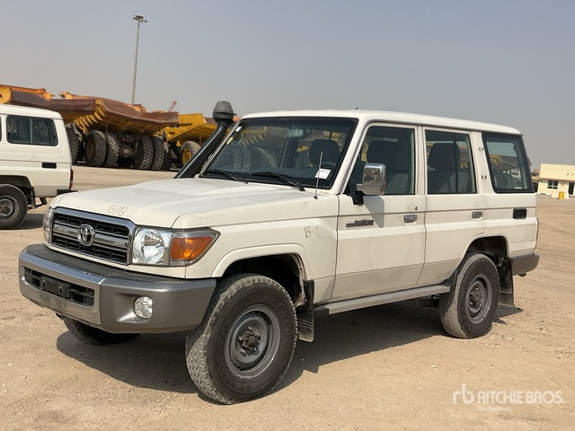 2014 Toyota Land Cruiser LX 76L 4x4 SUV - Внедорожник: фото 2 2014 Toyota Land Cruiser LX 76L 4x4 SUV - Внедорожник: фото 2
