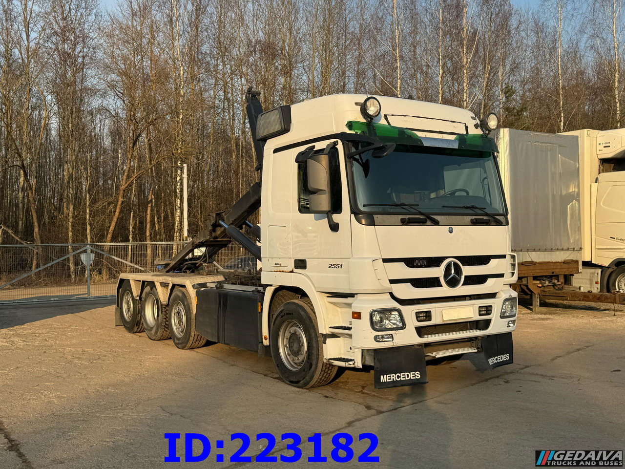 MERCEDES-BENZ Actros 2551 8x2 V8 Retarder - Крюковой мультилифт: фото 4 MERCEDES-BENZ Actros 2551 8x2 V8 Retarder - Крюковой мультилифт: фото 4