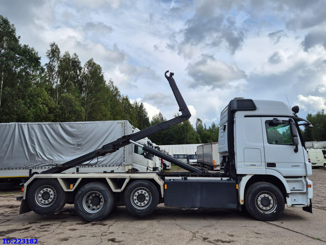 MERCEDES-BENZ Actros 2551 8x2 V8 Retarder - Крюковой мультилифт: фото 5 MERCEDES-BENZ Actros 2551 8x2 V8 Retarder - Крюковой мультилифт: фото 5