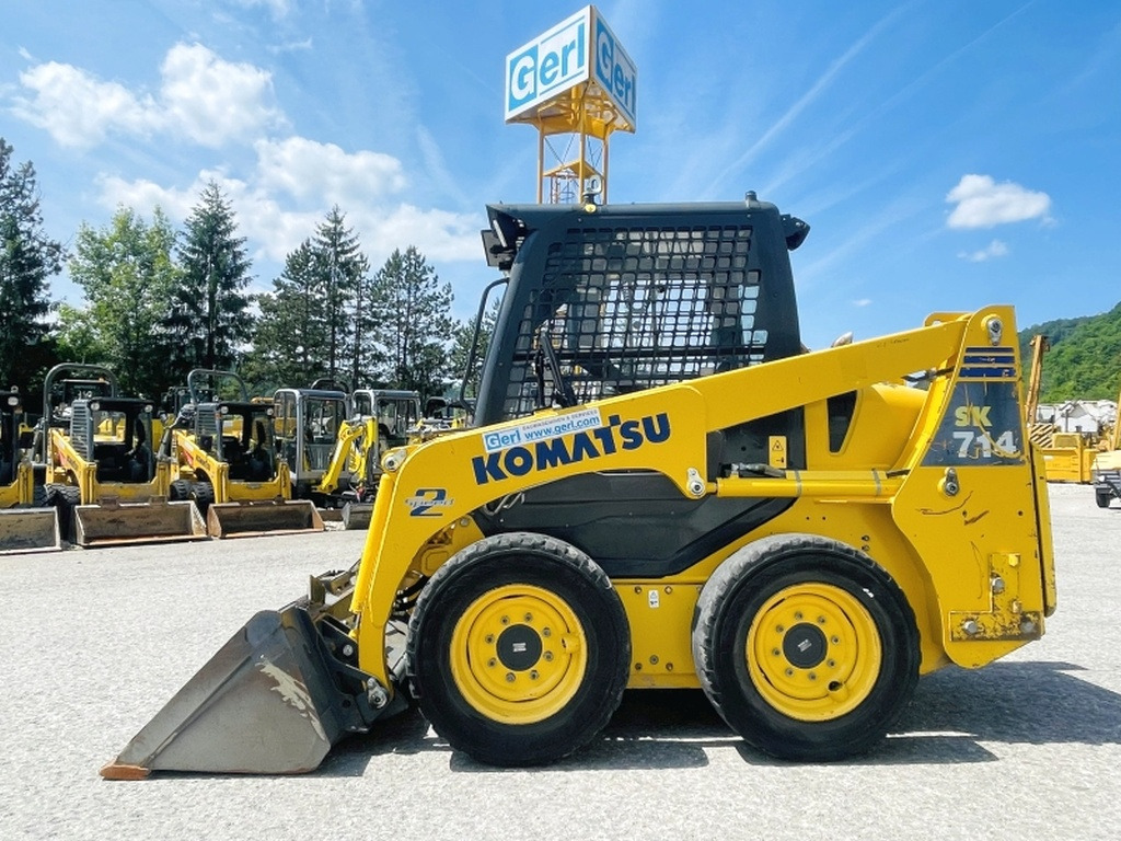Komatsu SK714 (4012) - Мини-погрузчик с бортовым поворотом: фото 1 Komatsu SK714 (4012) - Мини-погрузчик с бортовым поворотом: фото 1