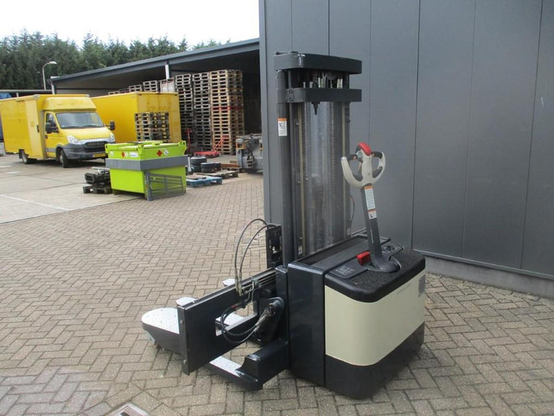 Crown WS2300-1.8TT-4W-4415 - Штабелер: фото 3 Crown WS2300-1.8TT-4W-4415 - Штабелер: фото 3