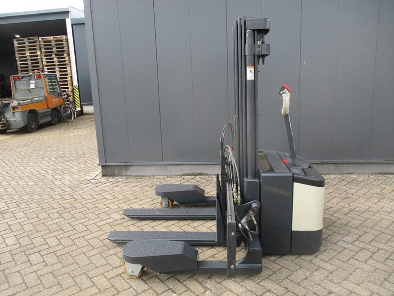 Crown WS2300-1.8TT-4W-4415 - Штабелер: фото 2 Crown WS2300-1.8TT-4W-4415 - Штабелер: фото 2