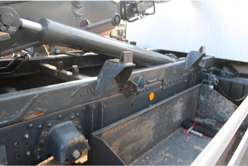 Iveco Eurocargo 150E18 + manual + 3p - Крюковой мультилифт: фото 5 Iveco Eurocargo 150E18 + manual + 3p - Крюковой мультилифт: фото 5