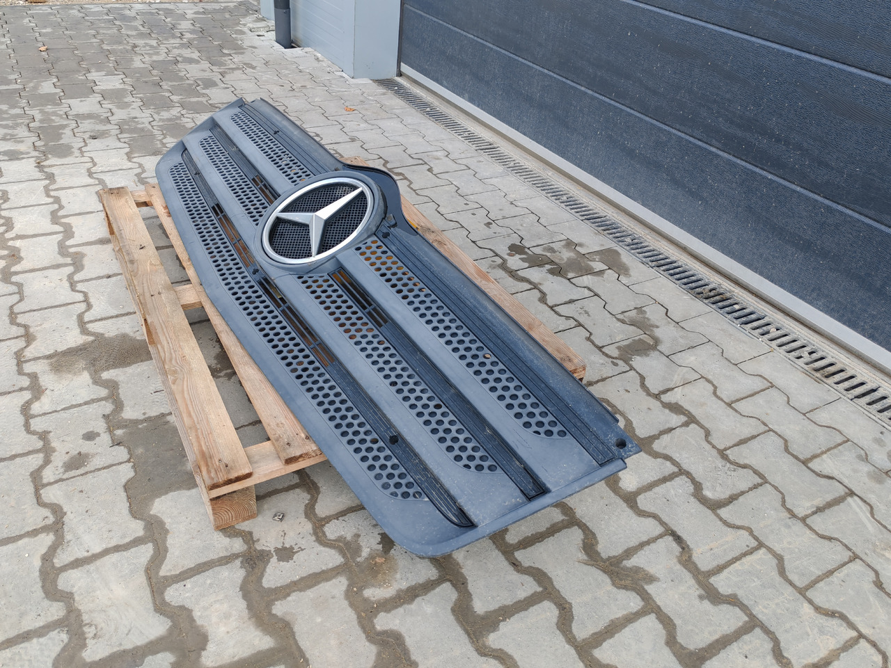 MERCEDES-BENZ ATEGO MP4 EURO 6 / FRONT GRILL - Решётка радиатора: фото 4 MERCEDES-BENZ ATEGO MP4 EURO 6 / FRONT GRILL - Решётка радиатора: фото 4