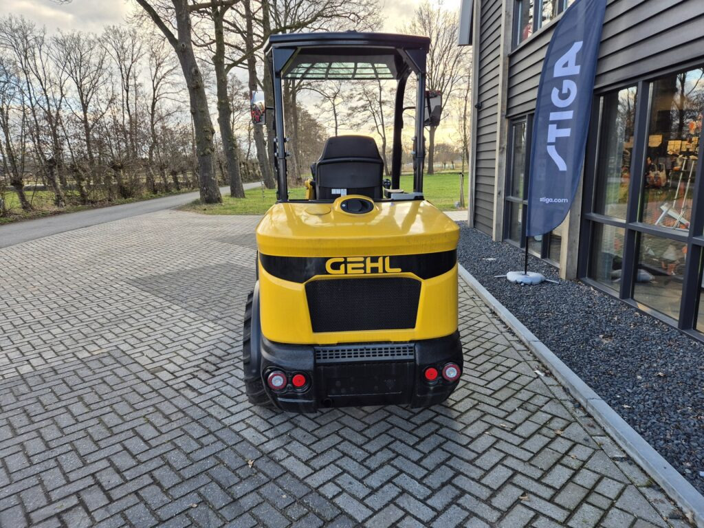 GEHL AL 330 miniloader - Компактный фронтальный погрузчик: фото 4 GEHL AL 330 miniloader - Компактный фронтальный погрузчик: фото 4