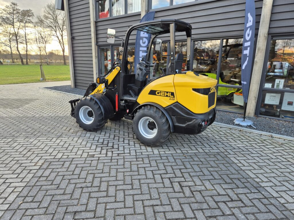 GEHL AL 330 miniloader - Компактный фронтальный погрузчик: фото 3 GEHL AL 330 miniloader - Компактный фронтальный погрузчик: фото 3
