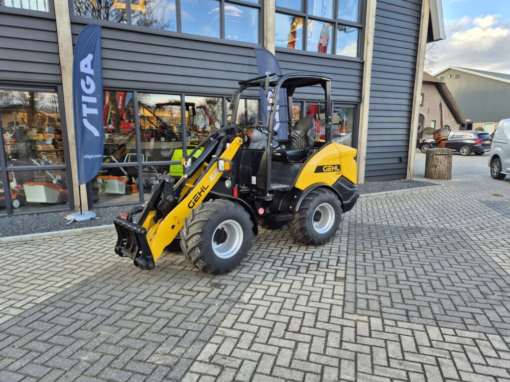 GEHL AL 330 miniloader - Компактный фронтальный погрузчик: фото 2 GEHL AL 330 miniloader - Компактный фронтальный погрузчик: фото 2