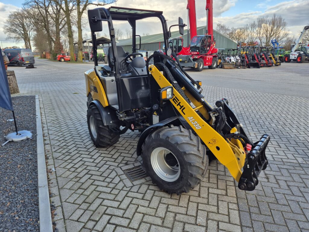 GEHL AL330 loader - Компактный фронтальный погрузчик: фото 5 GEHL AL330 loader - Компактный фронтальный погрузчик: фото 5