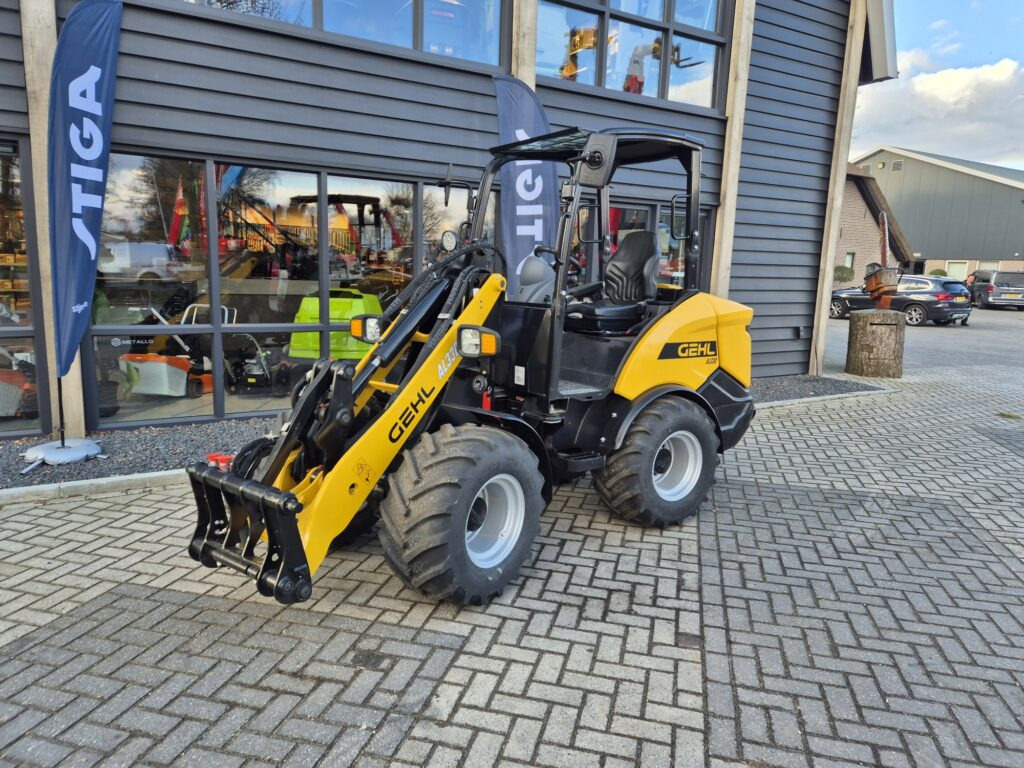 GEHL AL330 loader - Компактный фронтальный погрузчик: фото 2 GEHL AL330 loader - Компактный фронтальный погрузчик: фото 2