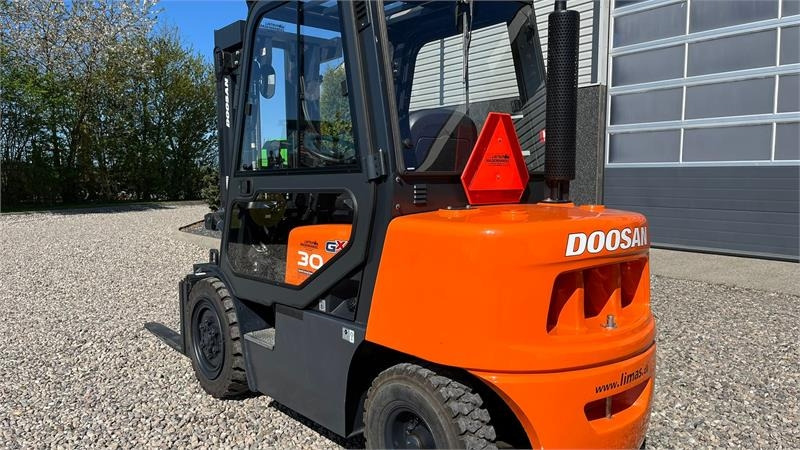 Doosan D30 G med kabine og KUN 57 TIMER FRA NY, MED TIME - Дизельный погрузчик: фото 3 Doosan D30 G med kabine og KUN 57 TIMER FRA NY, MED TIME - Дизельный погрузчик: фото 3