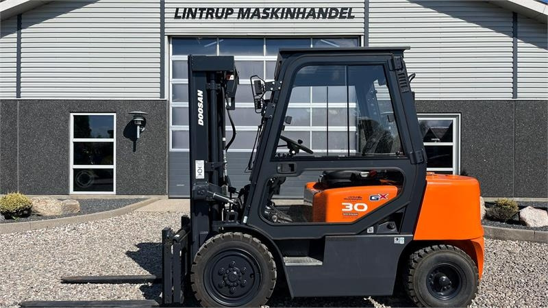Doosan D30 G med kabine og KUN 57 TIMER FRA NY, MED TIME - Дизельный погрузчик: фото 1 Doosan D30 G med kabine og KUN 57 TIMER FRA NY, MED TIME - Дизельный погрузчик: фото 1