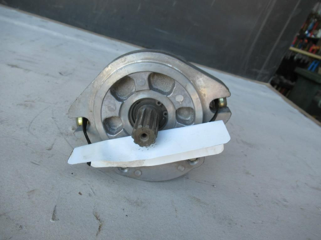 Hitachi 9217993 - - Насос гидроусилителя для Строительной техники: фото 2 Hitachi 9217993 - - Насос гидроусилителя для Строительной техники: фото 2