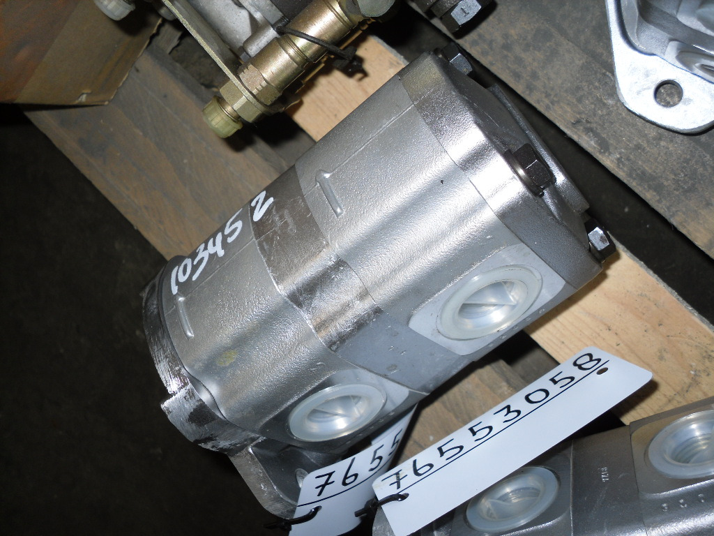 New Holland 157582028 - Насос гидроусилителя для Строительной техники: фото 1 New Holland 157582028 - Насос гидроусилителя для Строительной техники: фото 1