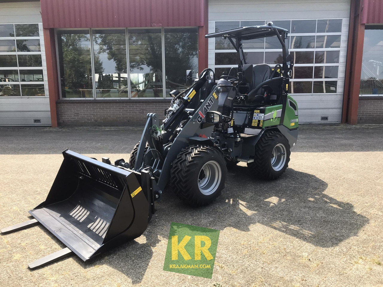 G2200E Giant - Компактный фронтальный погрузчик: фото 1 G2200E Giant - Компактный фронтальный погрузчик: фото 1