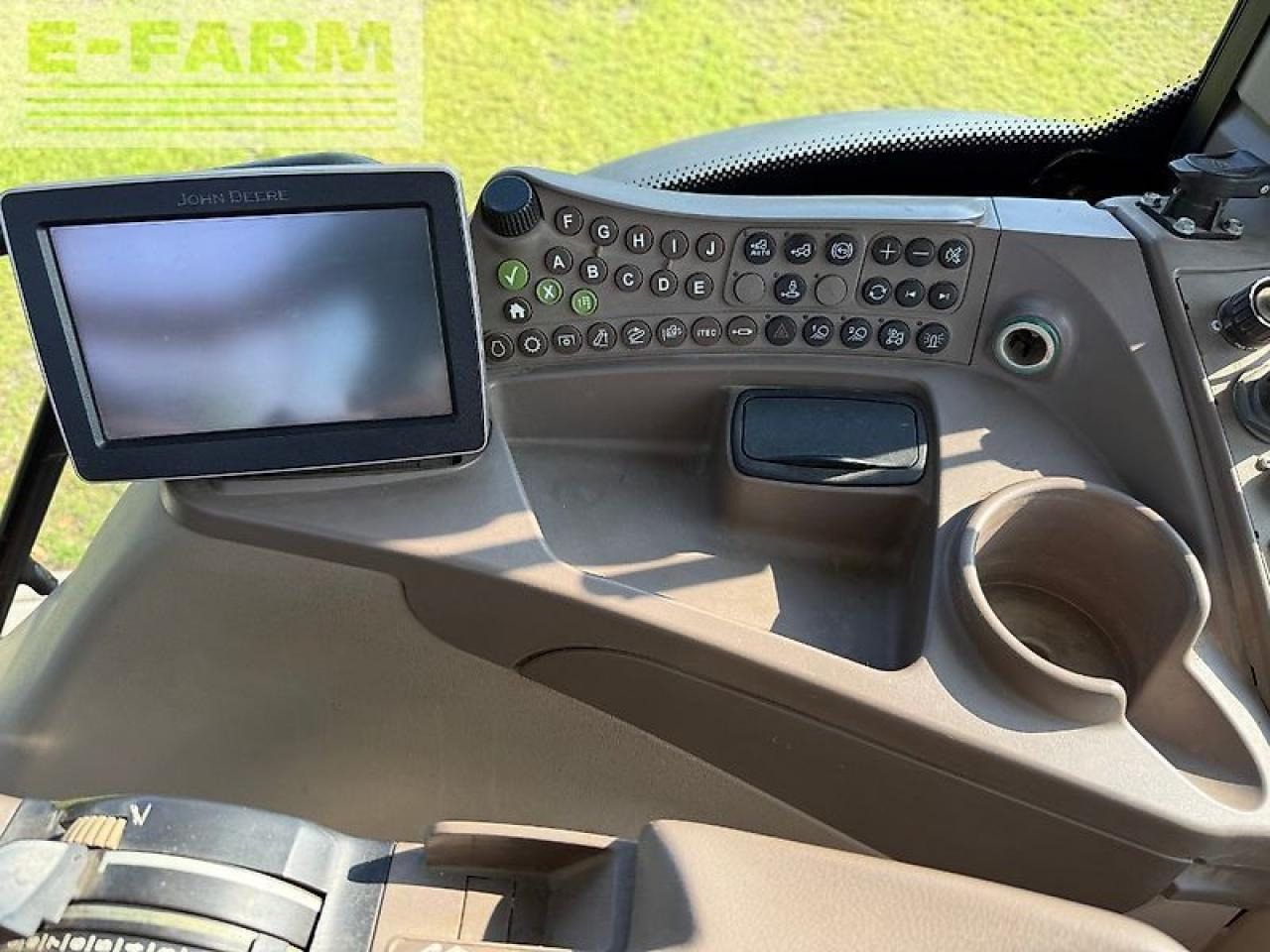 Трактор John Deere 6210r: фото 14