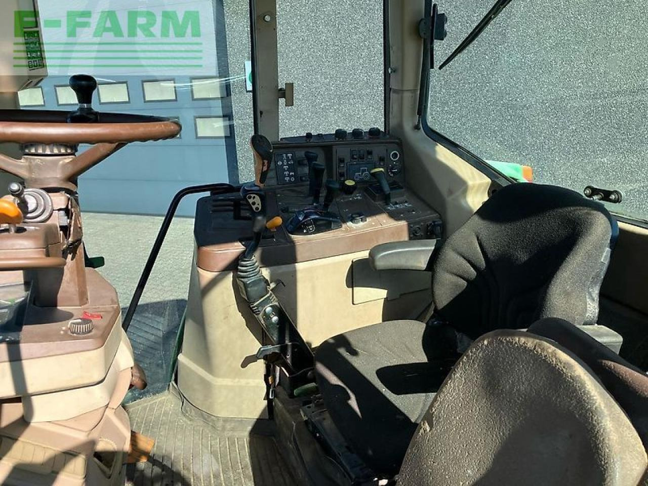 John Deere 6810 - Трактор: фото 3 John Deere 6810 - Трактор: фото 3