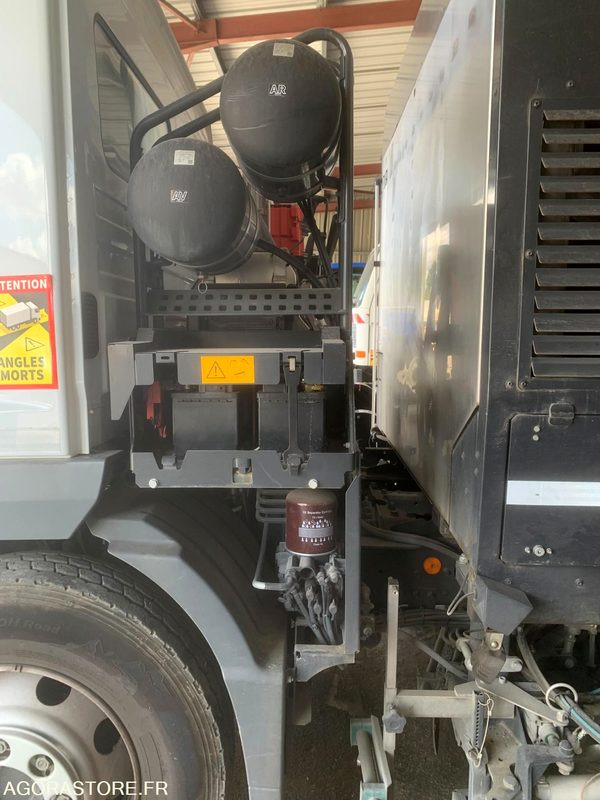 BALAYEUSE COMPOSÉE D'UN PORTEUR MERCEDES ET D'UN SYSTÈME DE BALAYAGE SCHMIDT - Подметально-уборочная машина: фото 2 BALAYEUSE COMPOSÉE D'UN PORTEUR MERCEDES ET D'UN SYSTÈME DE BALAYAGE SCHMIDT - Подметально-уборочная машина: фото 2