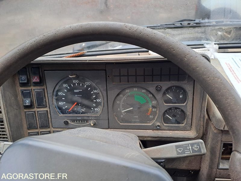 CAMIONNETTTE PLATEAU IVECO DAILY Haras de Pompadour (19) - Малотоннажный самосвал: фото 4 CAMIONNETTTE PLATEAU IVECO DAILY Haras de Pompadour (19) - Малотоннажный самосвал: фото 4