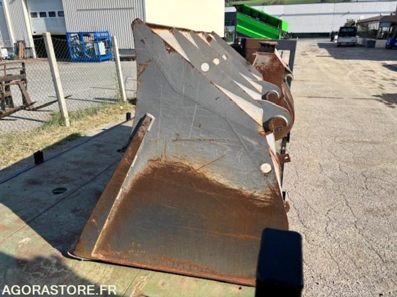 GODET DE CHARGEUR 2800 LITRES EN ATTACHE TYPE VOLVO - Ковш для погрузчика: фото 3 GODET DE CHARGEUR 2800 LITRES EN ATTACHE TYPE VOLVO - Ковш для погрузчика: фото 3