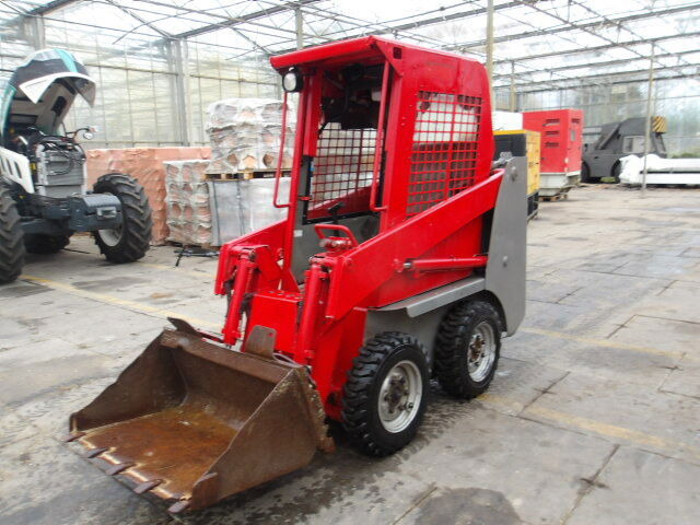 Gehl 1640 - Мини-погрузчик с бортовым поворотом: фото 4 Gehl 1640 - Мини-погрузчик с бортовым поворотом: фото 4