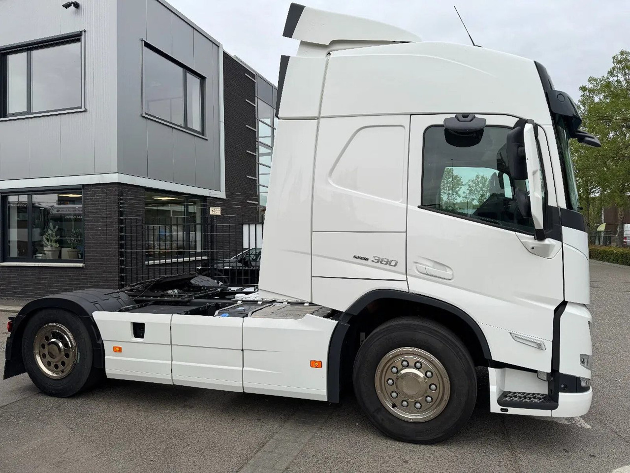 Volvo FM 380 4X2 EURO 6 NEW FACE SKIRTS AIRCO SPOILERS - Тягач: фото 4 Volvo FM 380 4X2 EURO 6 NEW FACE SKIRTS AIRCO SPOILERS - Тягач: фото 4