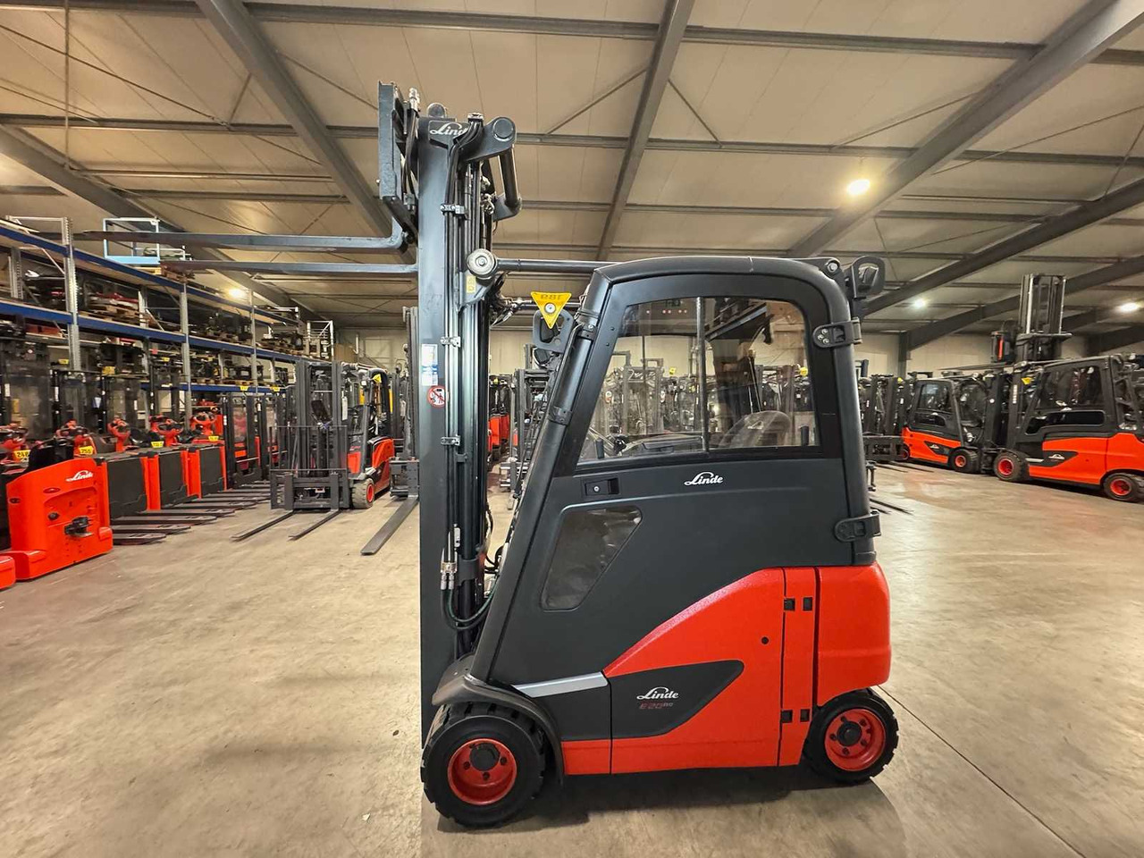 18/2023 SERVICE + UVV 10/2026 LINDE E20PH-02 2.000KG 3.+4. VALVE ELECTRIC FORKLIFT 3.988 HOURS TIRES NEW - Вилочный погрузчик: фото 1 18/2023 SERVICE + UVV 10/2026 LINDE E20PH-02 2.000KG 3.+4. VALVE ELECTRIC FORKLIFT 3.988 HOURS TIRES NEW - Вилочный погрузчик: фото 1
