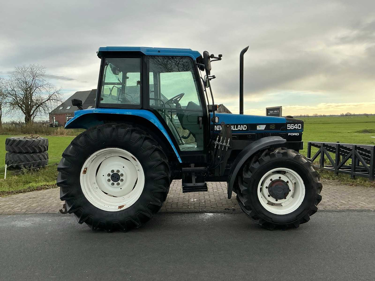 1996 NEW HOLLAND 5640 WITH FRONT LOADER FOUR WHEEL DRIVE FARM TRACTOR - Трактор: фото 4 1996 NEW HOLLAND 5640 WITH FRONT LOADER FOUR WHEEL DRIVE FARM TRACTOR - Трактор: фото 4