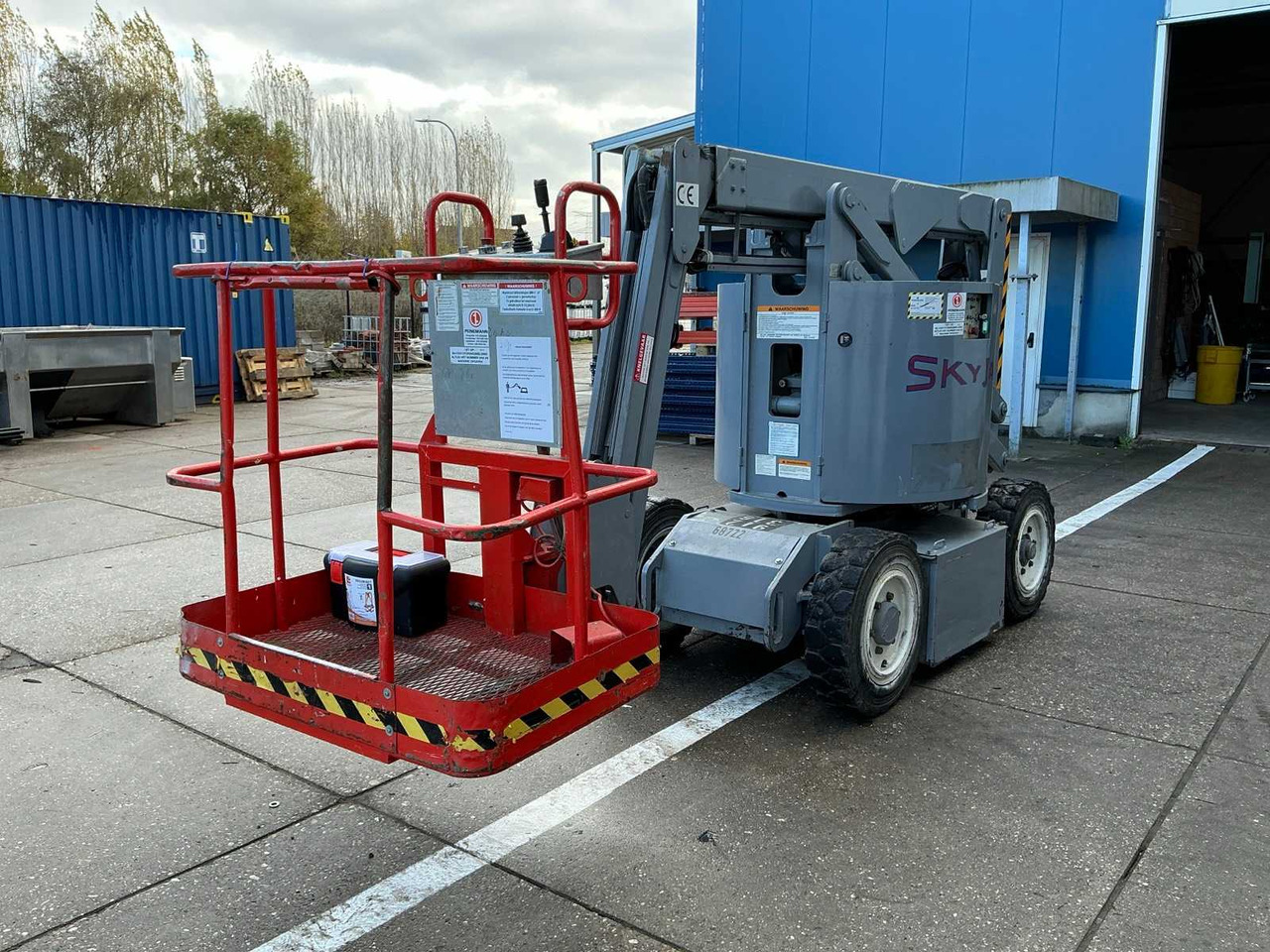 1998 SKYJACK SJKB-33N AERIAL PLATFORM - Подъёмник: фото 1 1998 SKYJACK SJKB-33N AERIAL PLATFORM - Подъёмник: фото 1