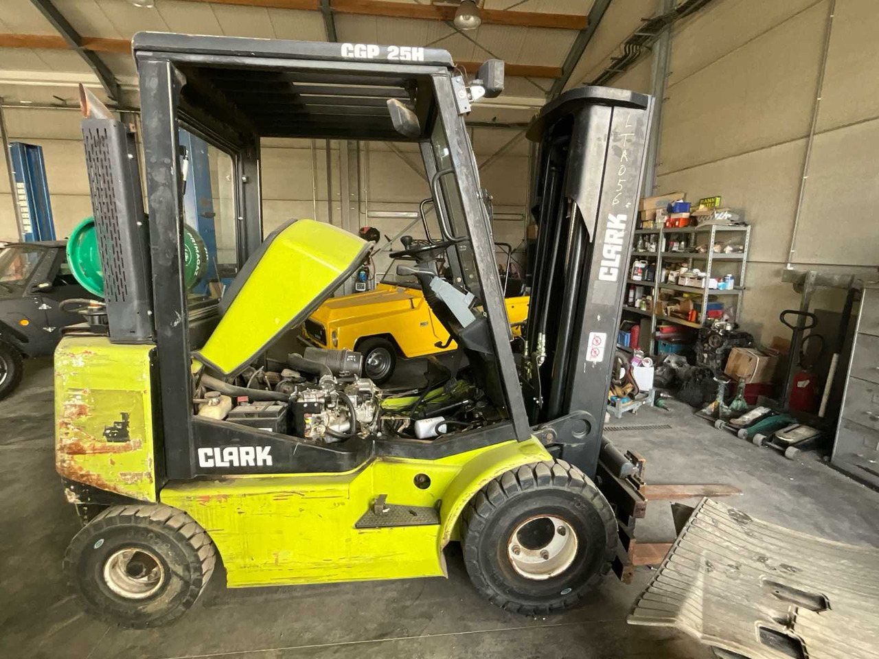 Вилочный погрузчик 2001 CLARK CGP25H FORKLIFT: фото 6 Вилочный погрузчик 2001 CLARK CGP25H FORKLIFT: фото 6