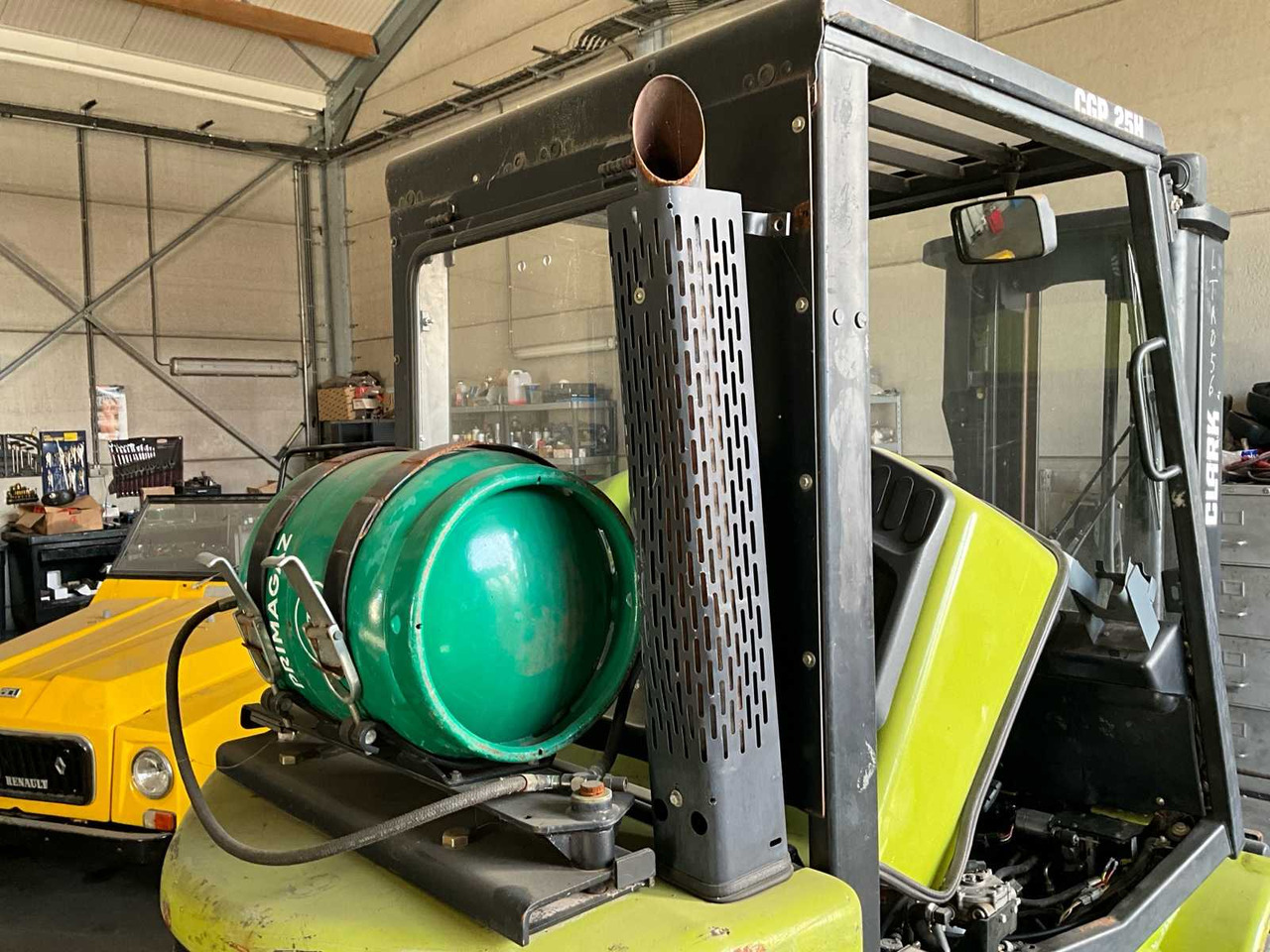 Вилочный погрузчик 2001 CLARK CGP25H FORKLIFT: фото 16 Вилочный погрузчик 2001 CLARK CGP25H FORKLIFT: фото 16