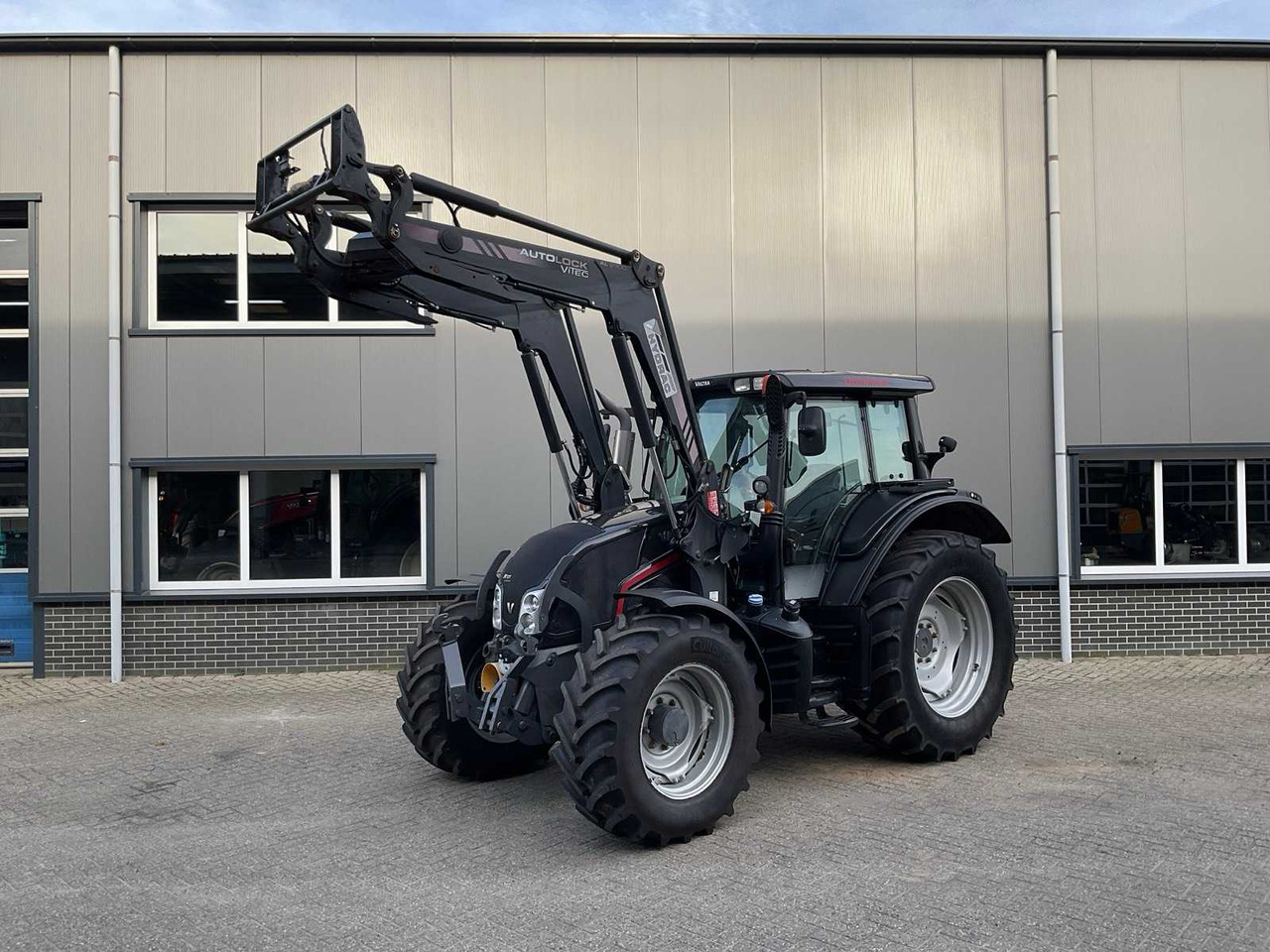 2014 VALTRA N123 HITECH5 FOUR WHEEL DRIVE FARM TRACTOR - Трактор: фото 1 2014 VALTRA N123 HITECH5 FOUR WHEEL DRIVE FARM TRACTOR - Трактор: фото 1