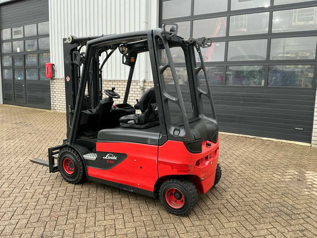 2017 LINDE E25L-01 FORKLIFT TRUCK - Вилочный погрузчик: фото 3 2017 LINDE E25L-01 FORKLIFT TRUCK - Вилочный погрузчик: фото 3