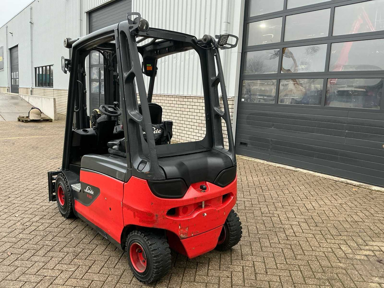 2017 LINDE E25L-01 FORKLIFT TRUCK - Вилочный погрузчик: фото 4 2017 LINDE E25L-01 FORKLIFT TRUCK - Вилочный погрузчик: фото 4