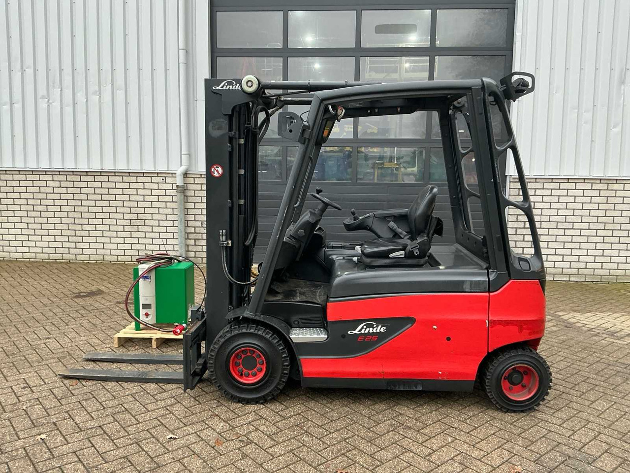 2017 LINDE E25L-01 FORKLIFT TRUCK - Вилочный погрузчик: фото 2 2017 LINDE E25L-01 FORKLIFT TRUCK - Вилочный погрузчик: фото 2