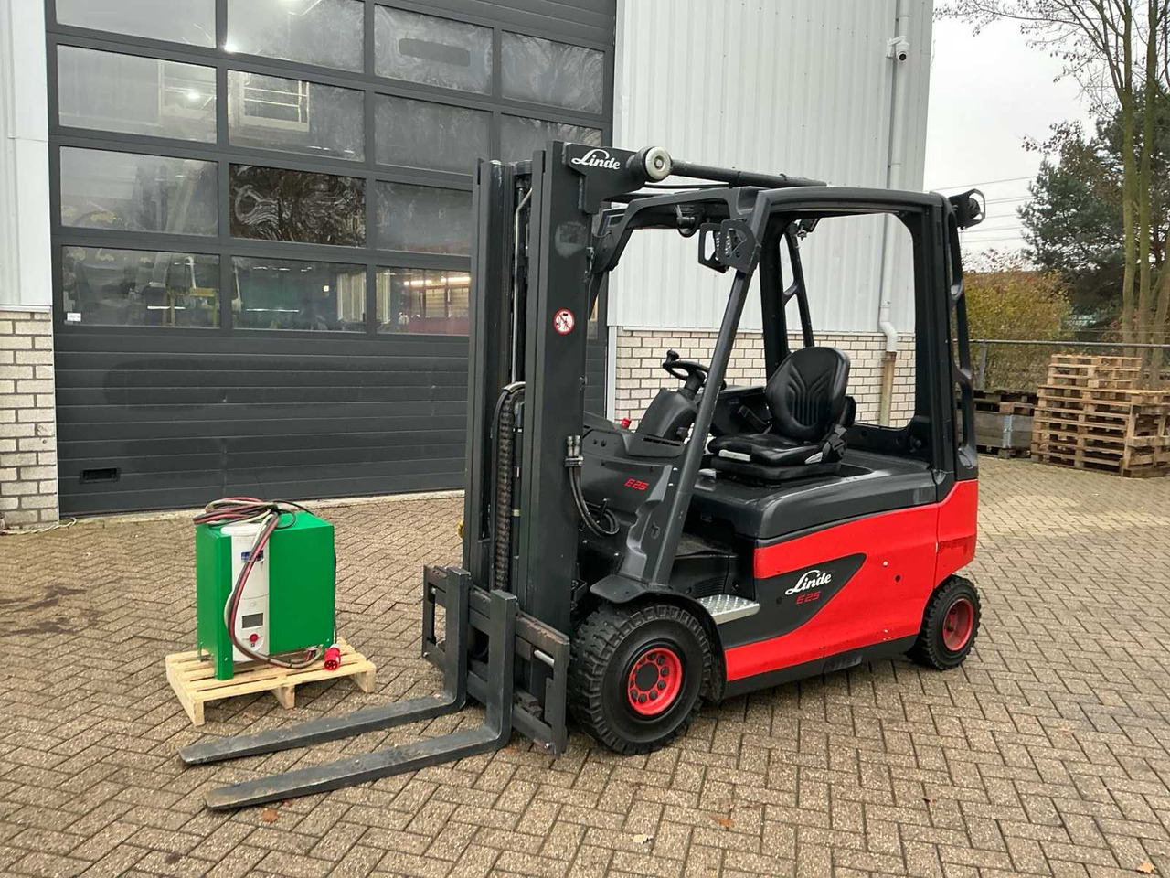 2017 LINDE E25L-01 FORKLIFT TRUCK - Вилочный погрузчик: фото 1 2017 LINDE E25L-01 FORKLIFT TRUCK - Вилочный погрузчик: фото 1