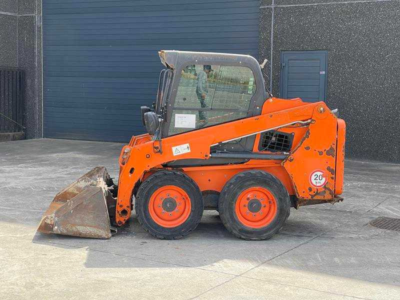 Bobcat S450 - Мини-погрузчик с бортовым поворотом: фото 1 Bobcat S450 - Мини-погрузчик с бортовым поворотом: фото 1