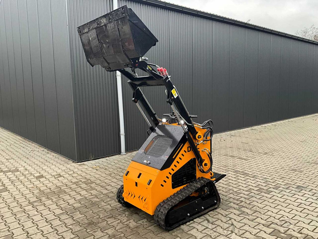 DPC HT-320 - Мини-погрузчик с бортовым поворотом: фото 5 DPC HT-320 - Мини-погрузчик с бортовым поворотом: фото 5